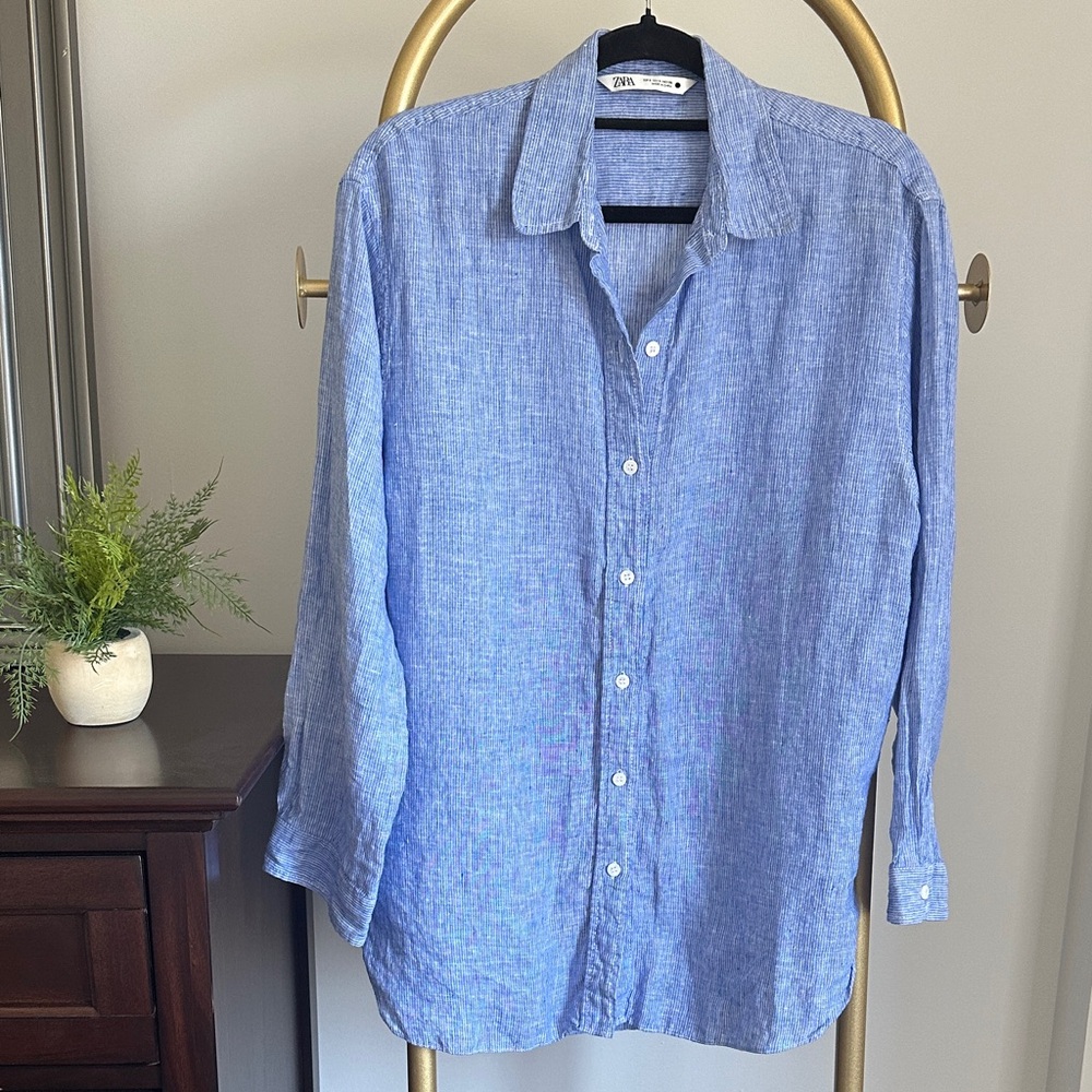 ZARA blue & white pinstripe linen button down shirt (size small) ✨